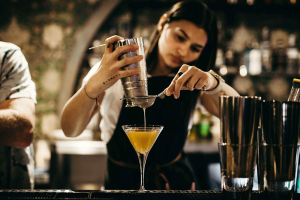 Exchange Hotel Hamilton: bartender pours cocktail